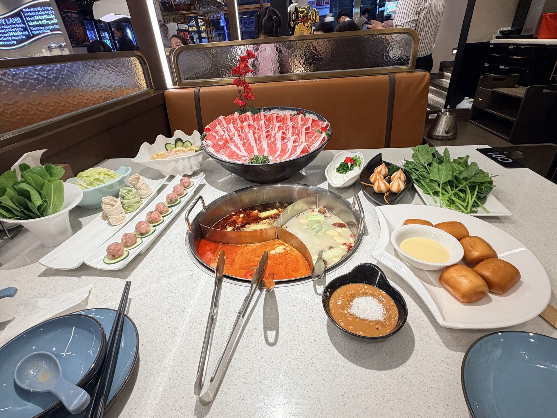 Happy Lamb Hotpot Vietnam에서 램 먼저