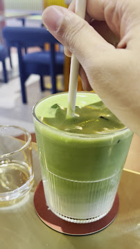 말차를 젓는 모습