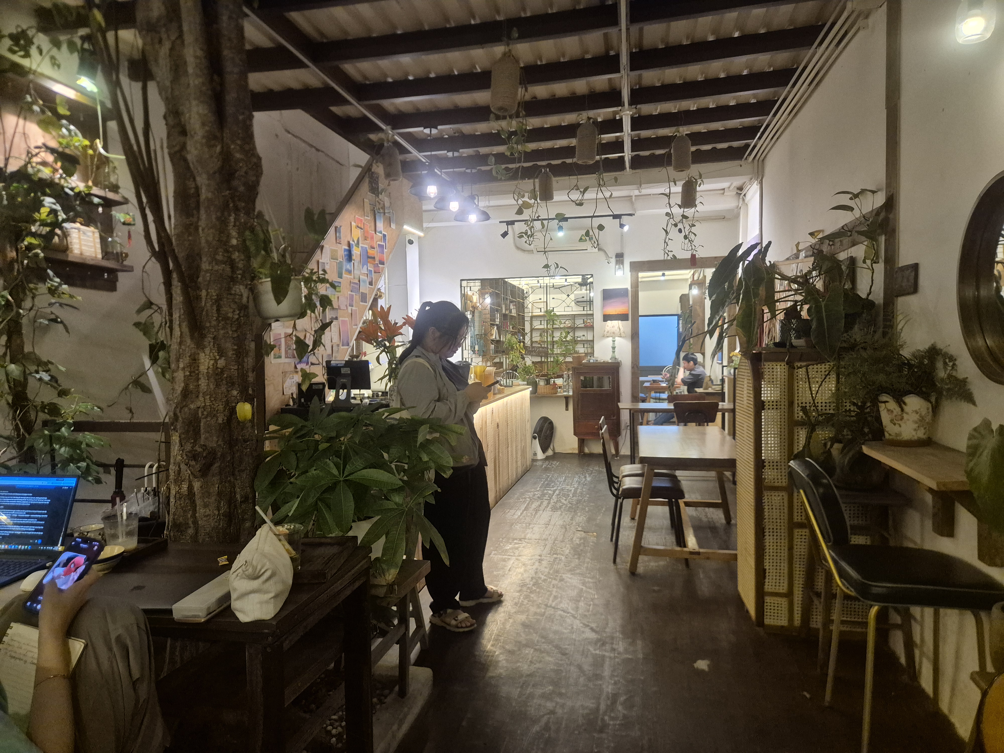 Quầy bar gỗ nơi pha chế của Hiên
