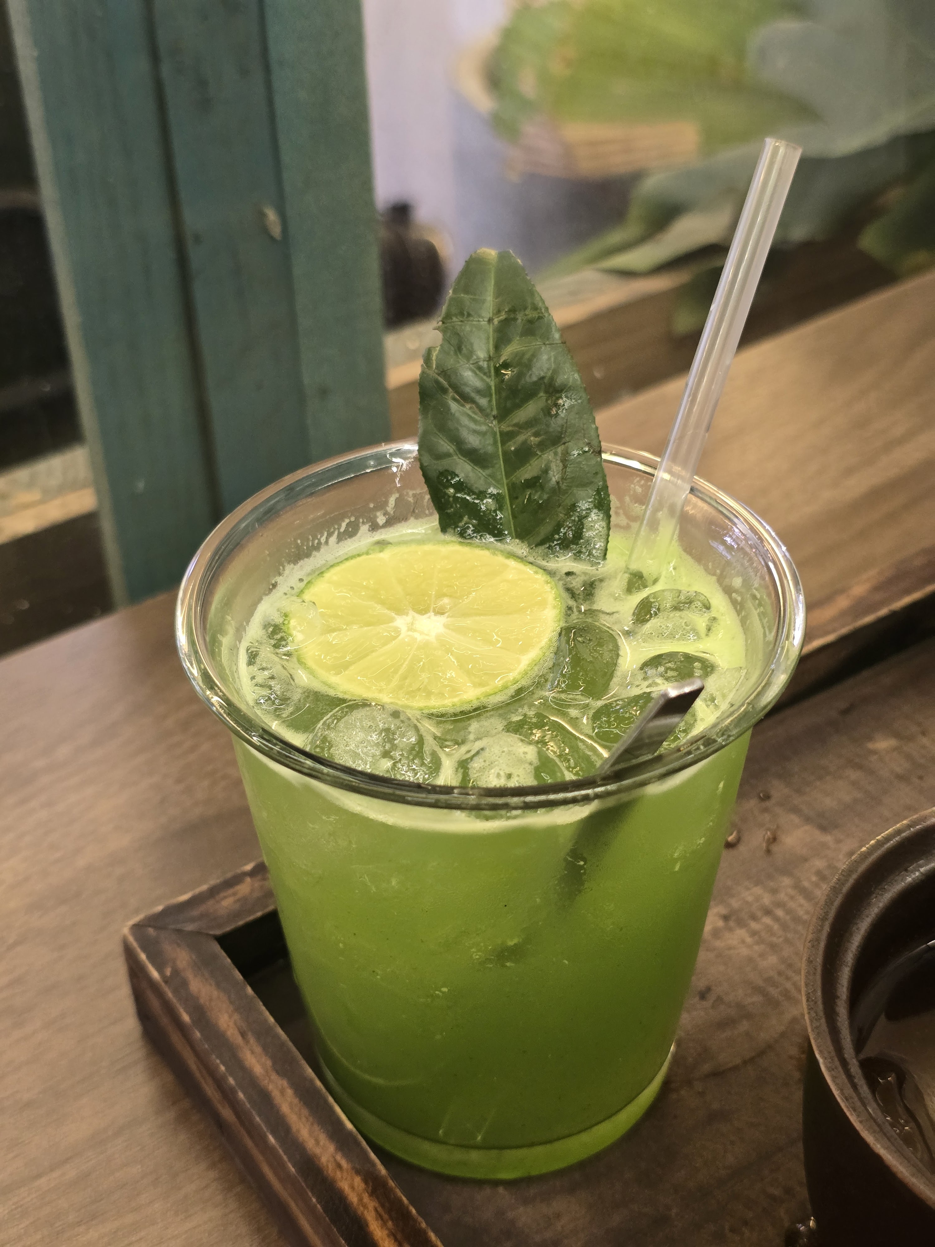 Ly nước chanh tươi mát tại Hiên