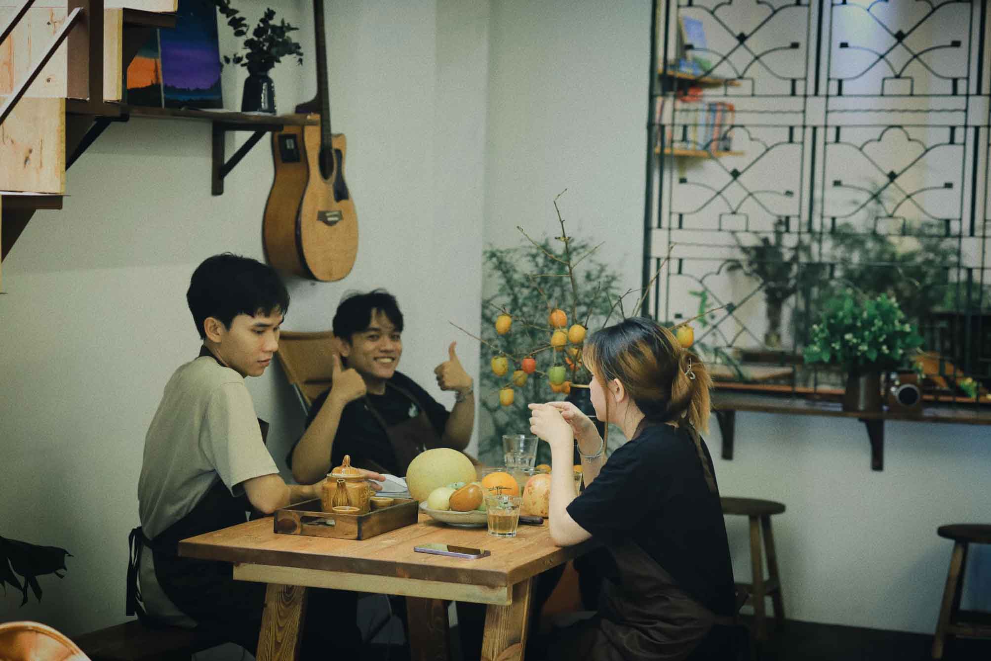 Ấm trà trên bàn gỗ ở góc học của Hiên