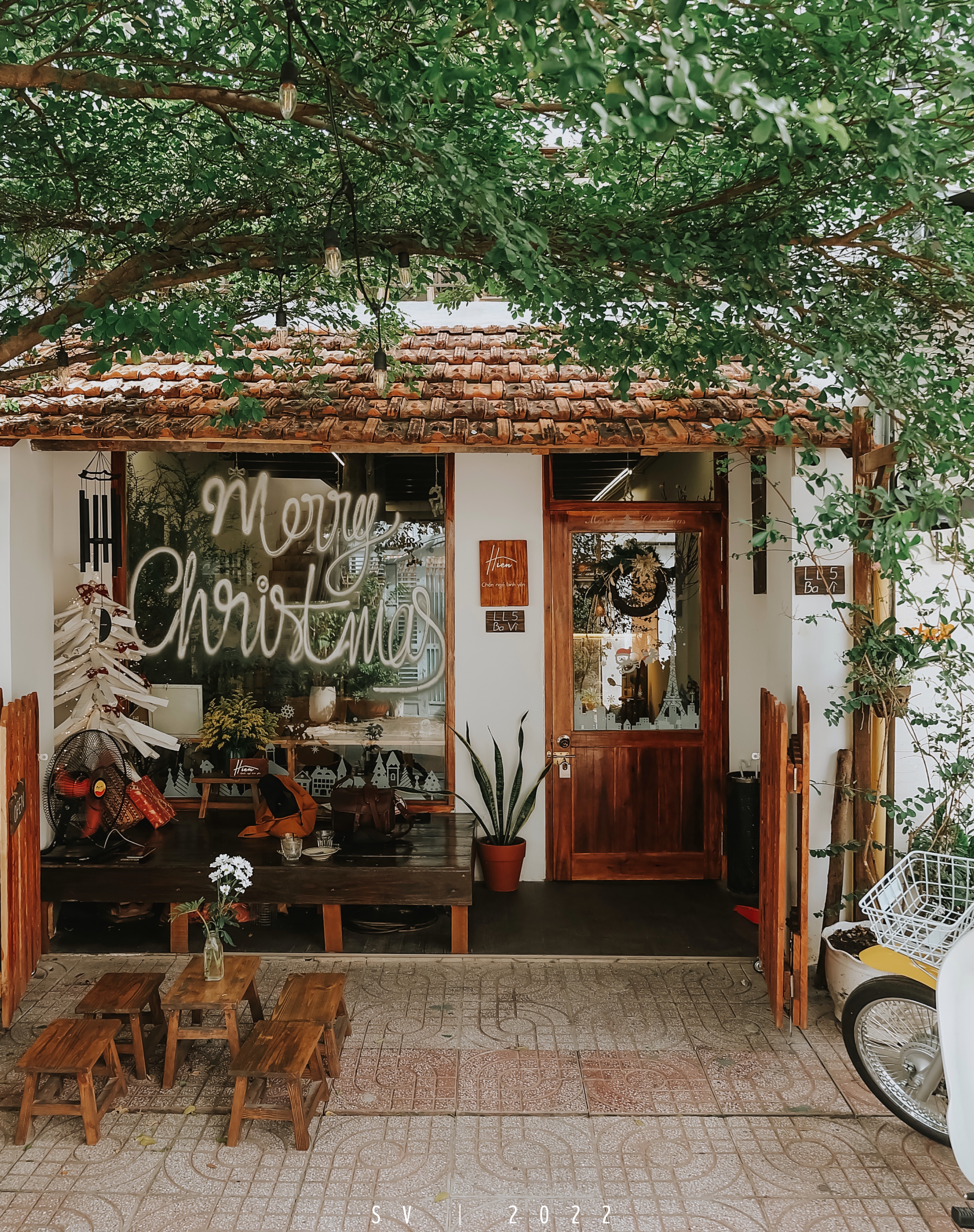 Tấm biển gỗ Hiên dưới mái ngói
