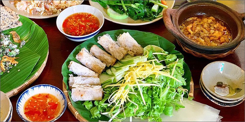Mâm cơm nhà Quảng Nam: bánh tráng, món kho, rau