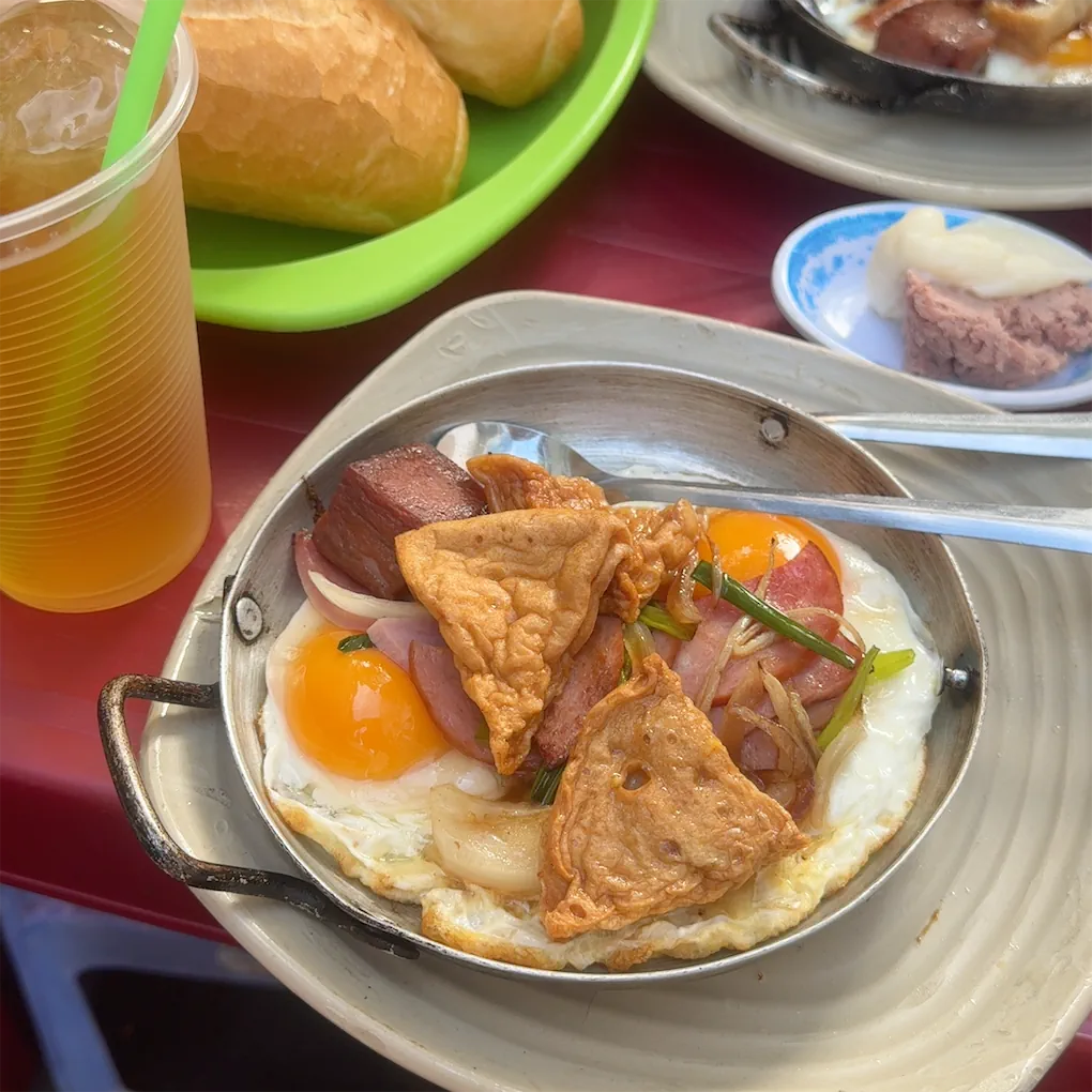 Bánh mì ốp la trên chảo gang