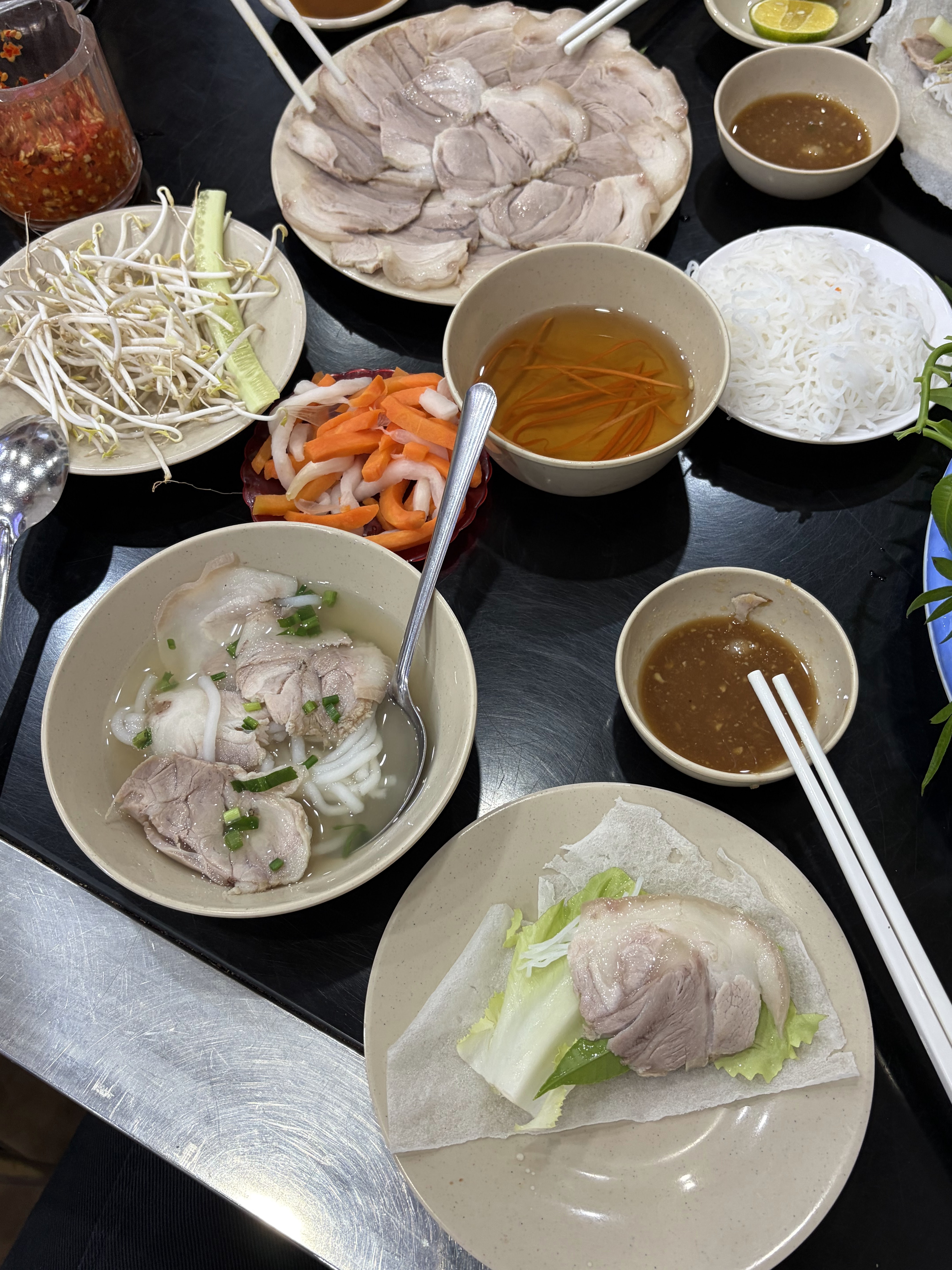 Bánh tráng Trảng Bàng chấm mắm nêm tại Hoàng Ty
