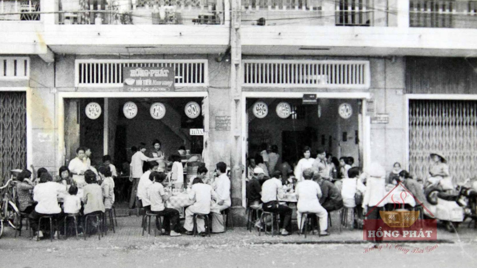 Ảnh đen trắng cửa tiệm Hồng Phát những năm đầu