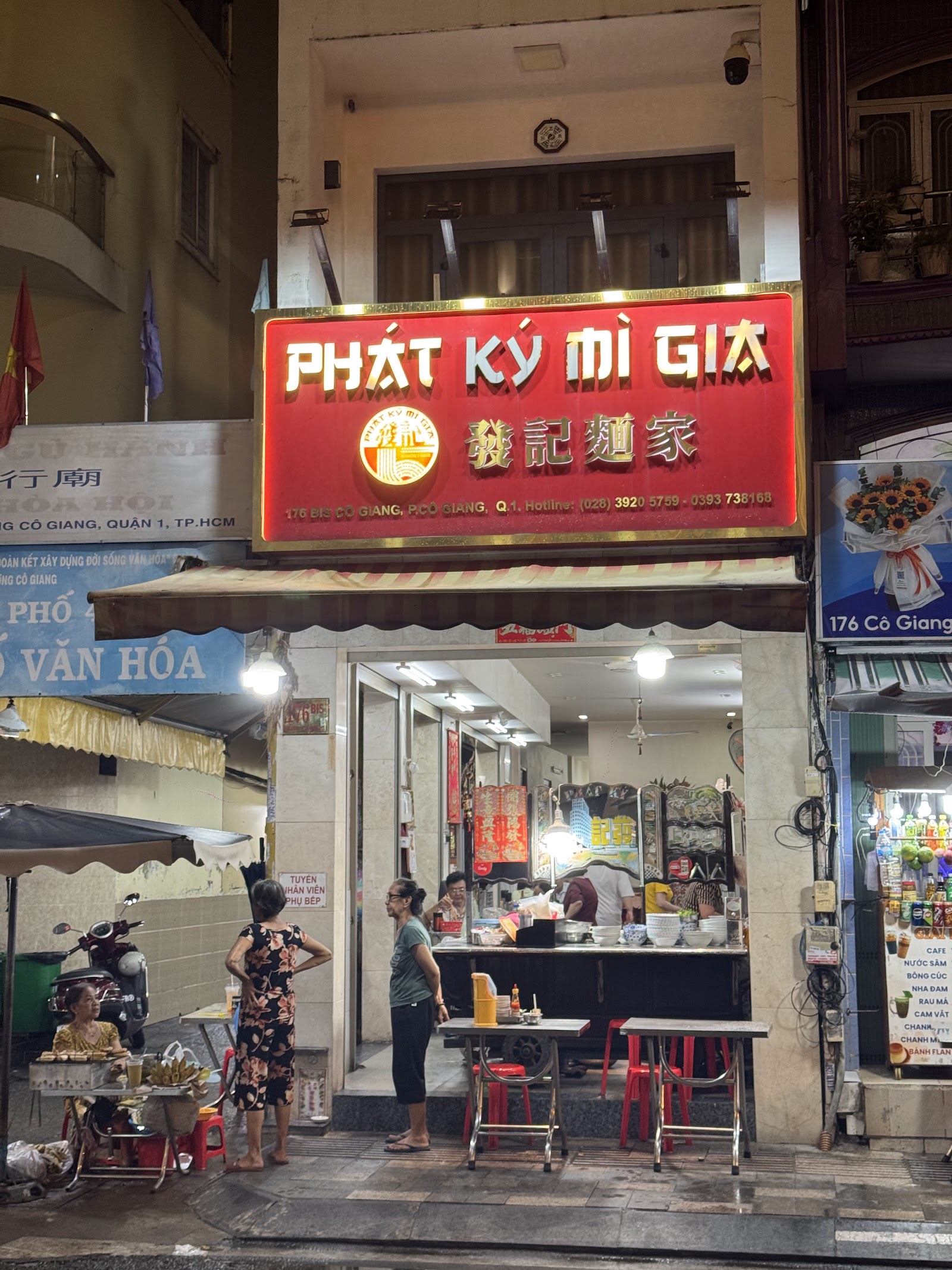 Mặt tiền Phát Ký về đêm — bảng hiệu sáng trên đường Cô Giang