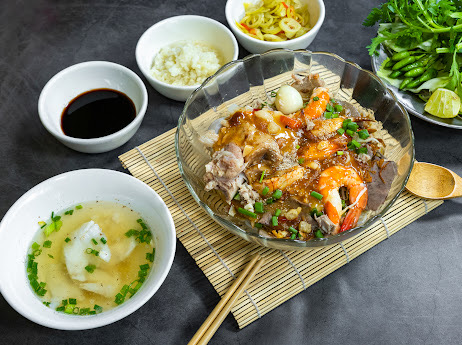 Dry hu tieu with shrimp and crab in a glass bowl, broth served on the side — a guest's photo