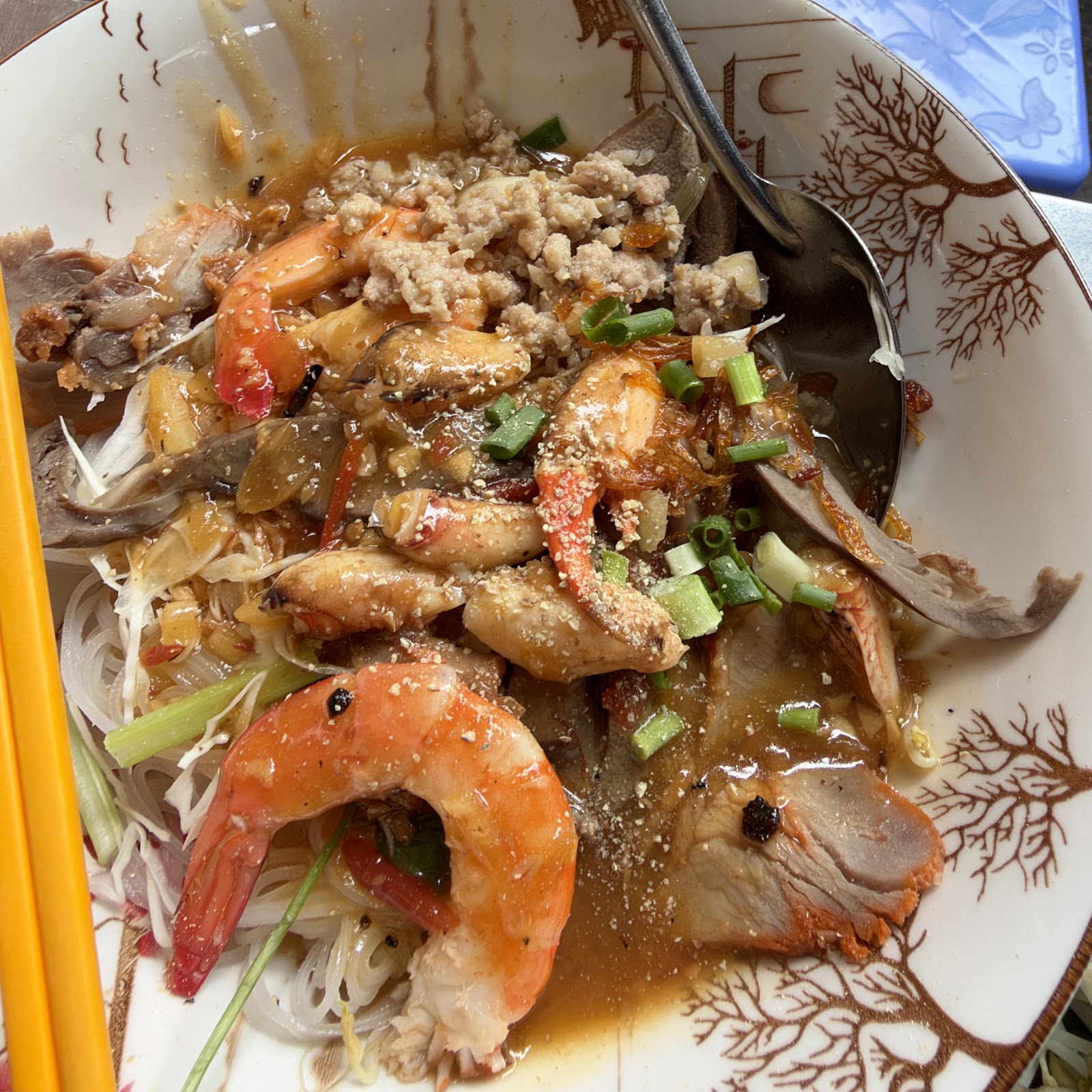 Tô hủ tiếu khô với chả huyết và trứng cút — ảnh của khách