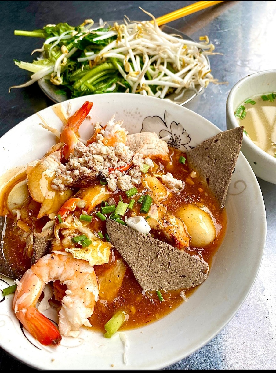 Tô hủ tiếu đầy đặn: tôm, chả huyết, trứng cút, rau — ảnh của khách