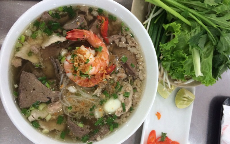 The overflowing hủ tiếu Nam Vang bowl