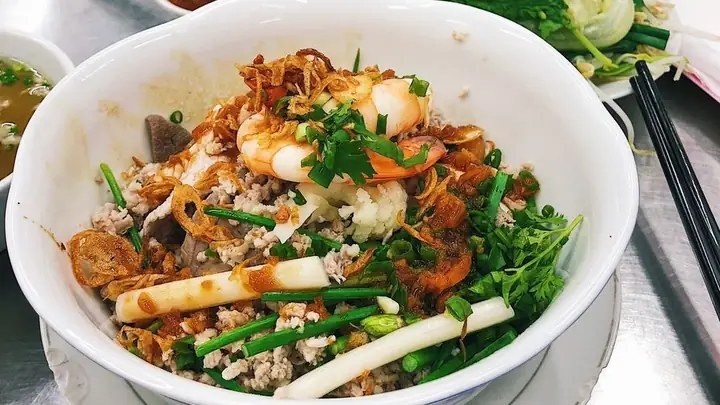 The dry hủ tiếu bowl