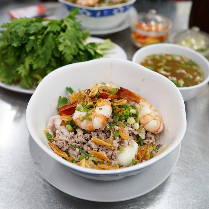 The dry hủ tiếu with its separate bowl of broth