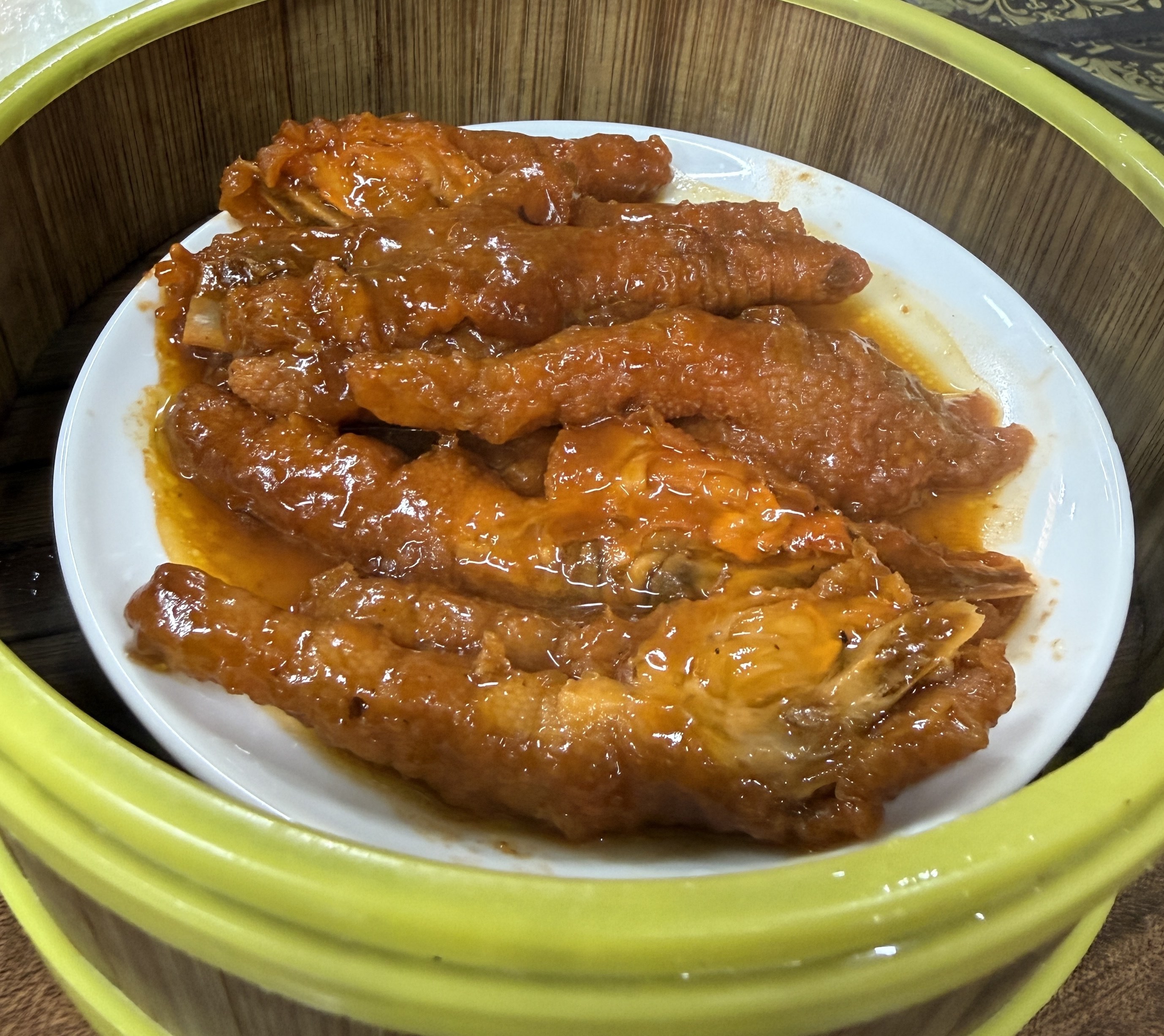 대나무 찜기의 닭발 조림
