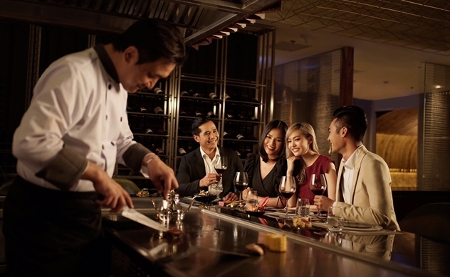 Đầu bếp phục vụ khách quanh quầy teppan Ibuki