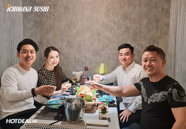 이치하나 다이닝룸에서 건배하는 손님들