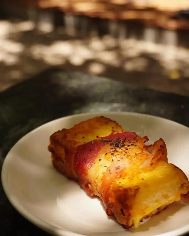 Bánh mì cuộn thịt xông khói