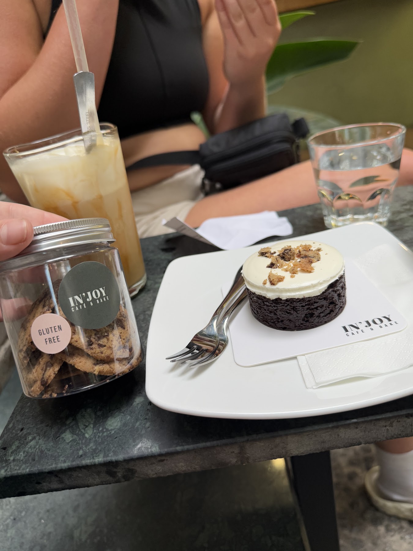 Bánh socola mini và latte đá trên bàn