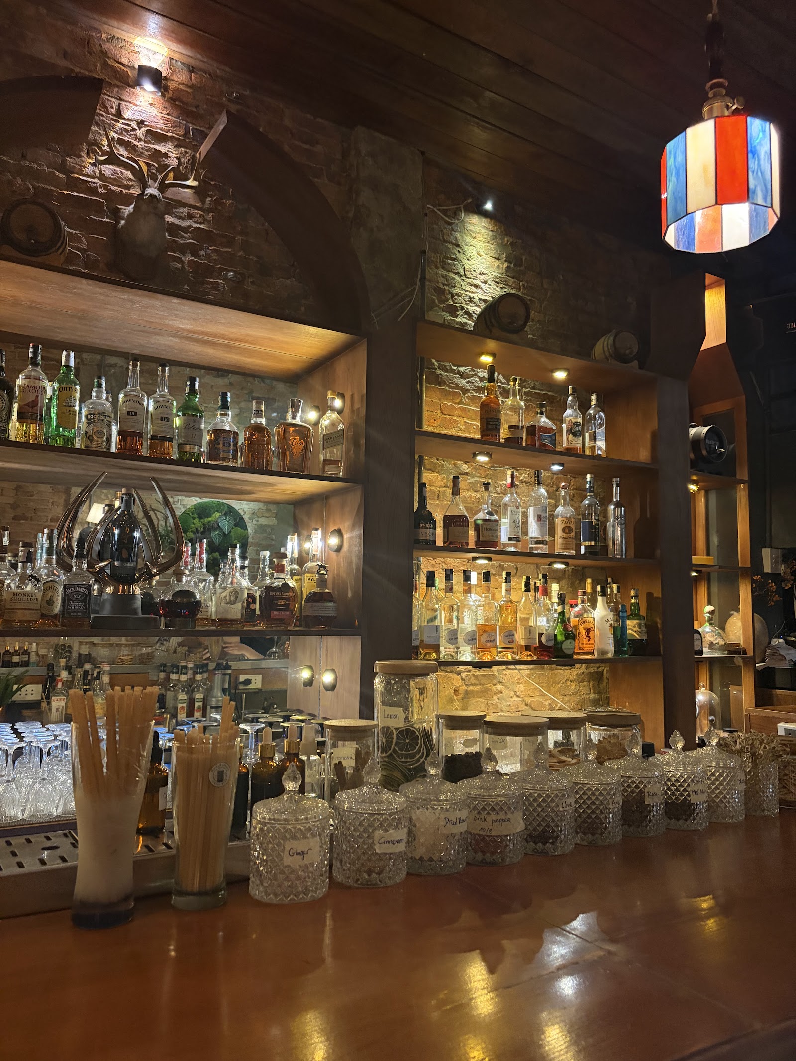 Quầy bar sau với gạc hươu treo tường