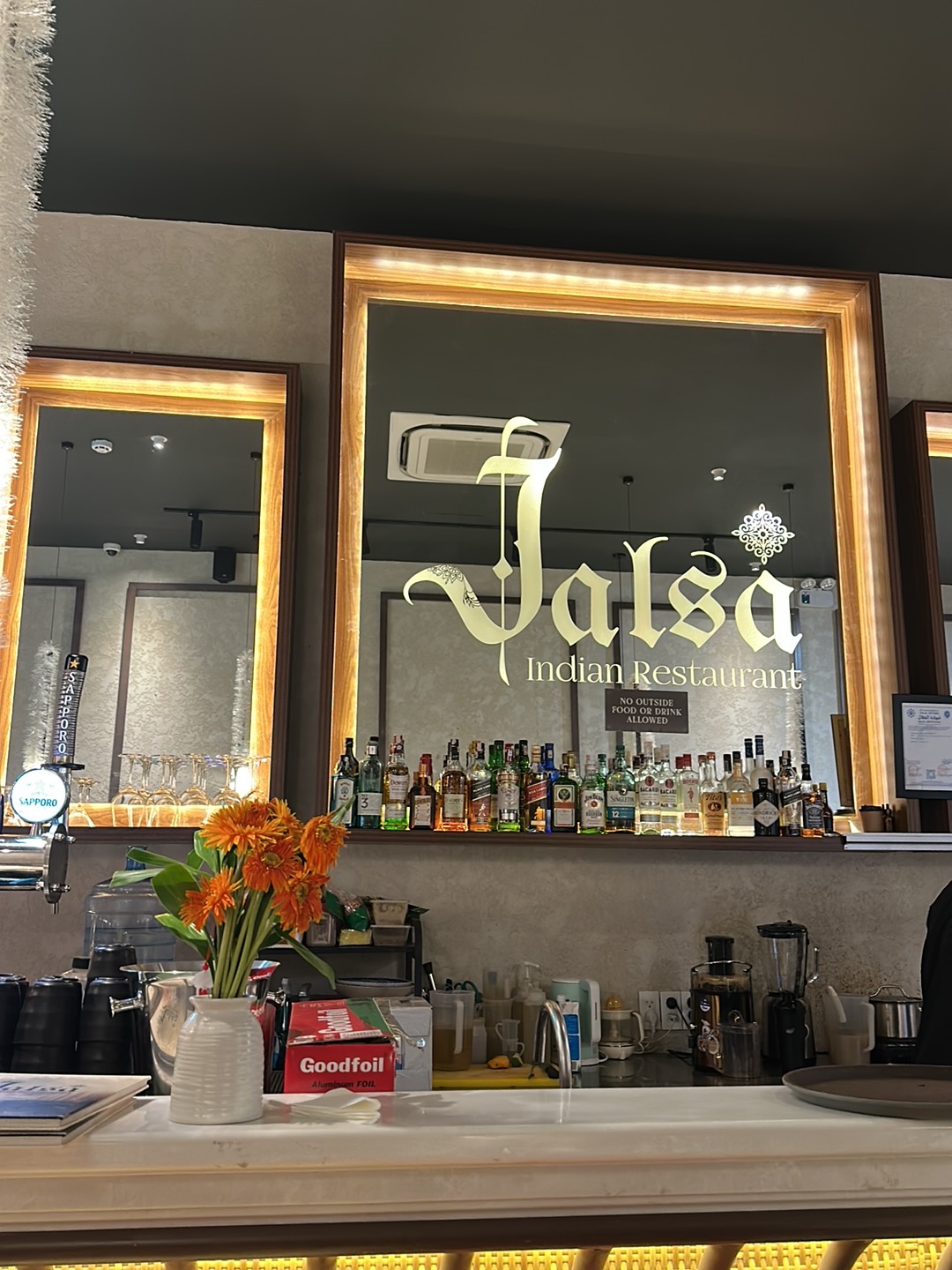 Quầy bar Jalsa lúc lên đèn