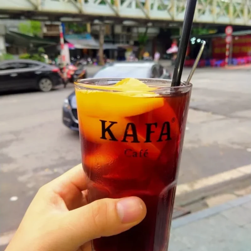 거리의 KAFA 티 — 사이공 한낮을 위한 진한 차