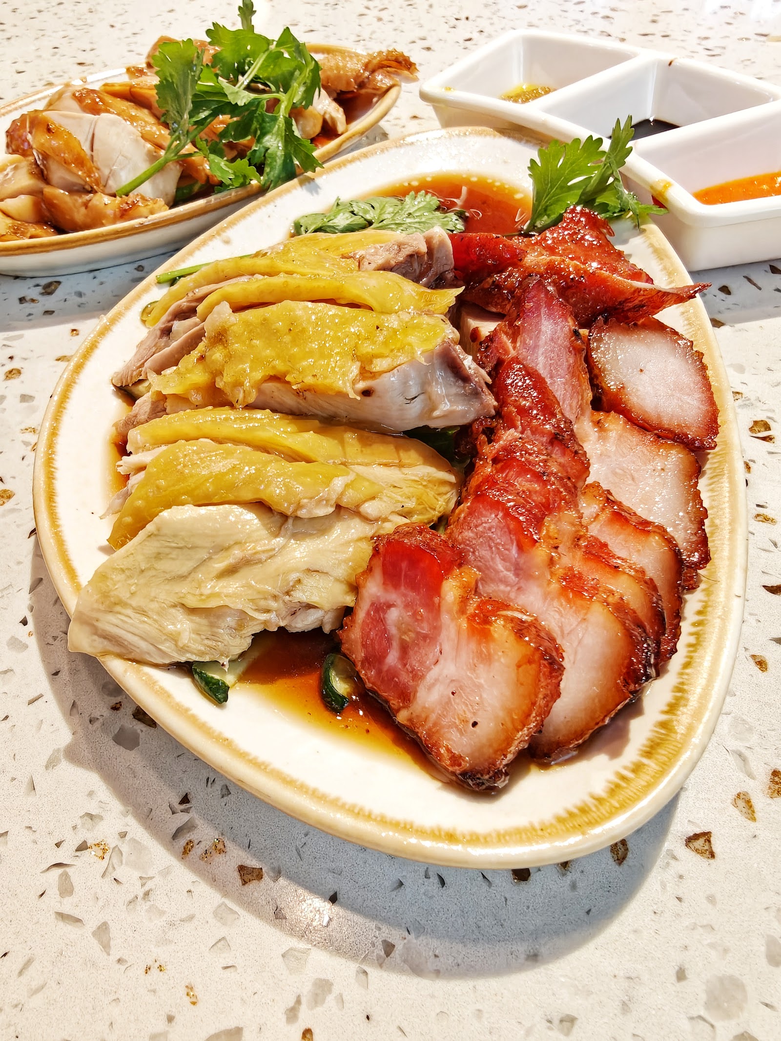 치킨을 곁들인 바비큐 포크