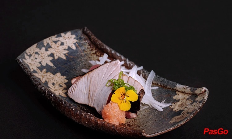 Đôi tay người thợ — lát cắt sashimi ngay trên quầy