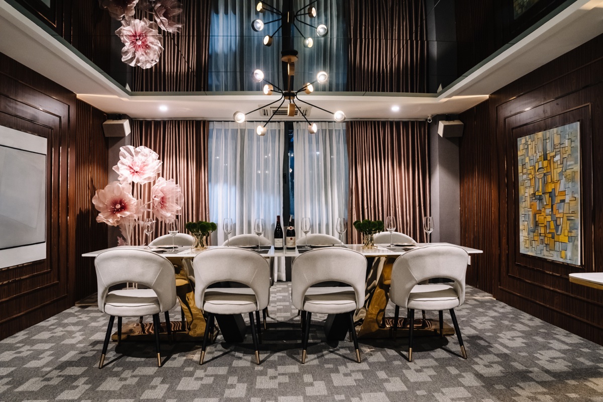 Kasen's private room prepared for a reception