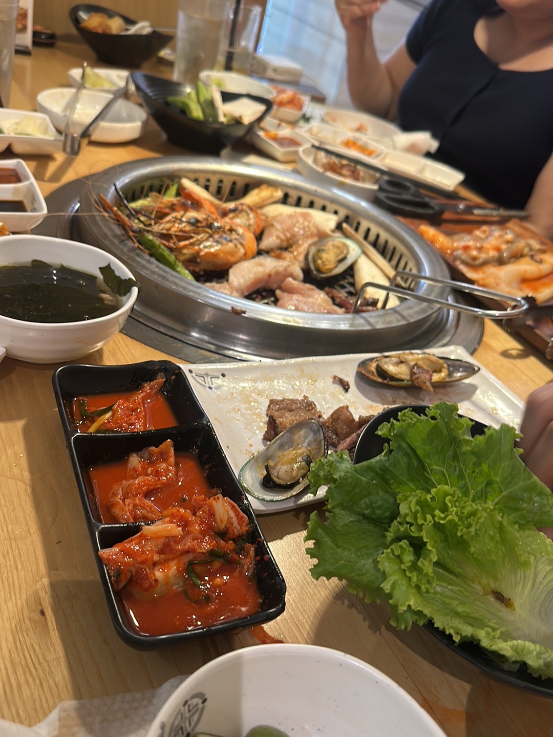 Bàn nướng đang nướng tại chi nhánh Vincom Đồng Khởi — tôm, thịt, kim chi, rau cuốn