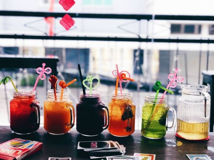 Ly mason và bài UNO trên bàn tại Kleine Ecke