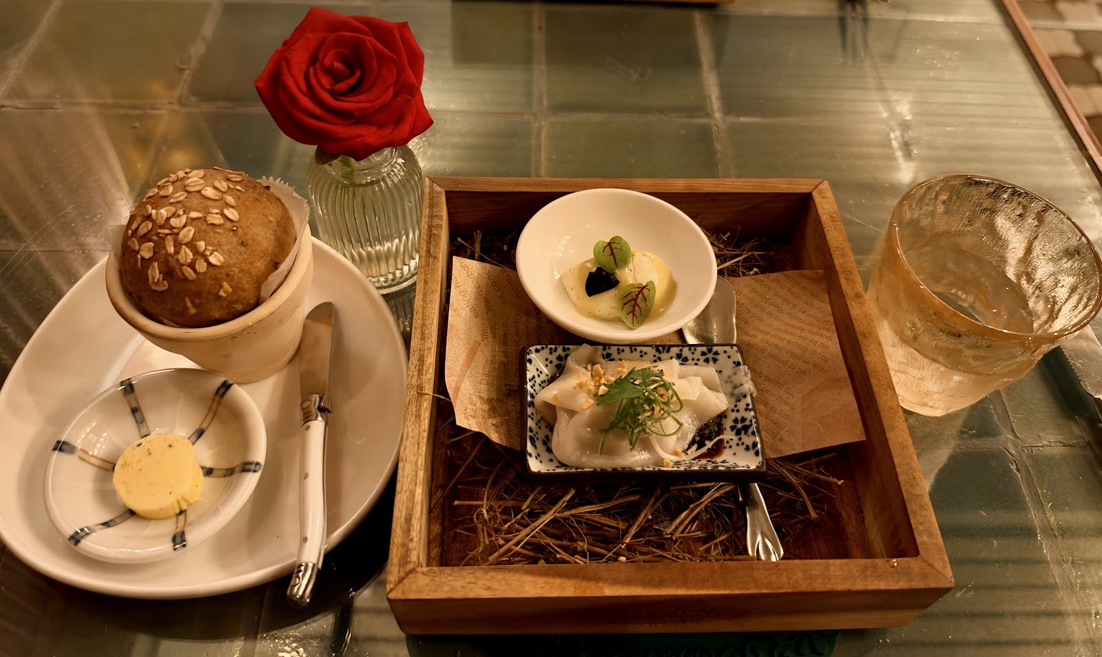 브레드 서비스와 아뮤즈부션, 붉은 장미와 함께