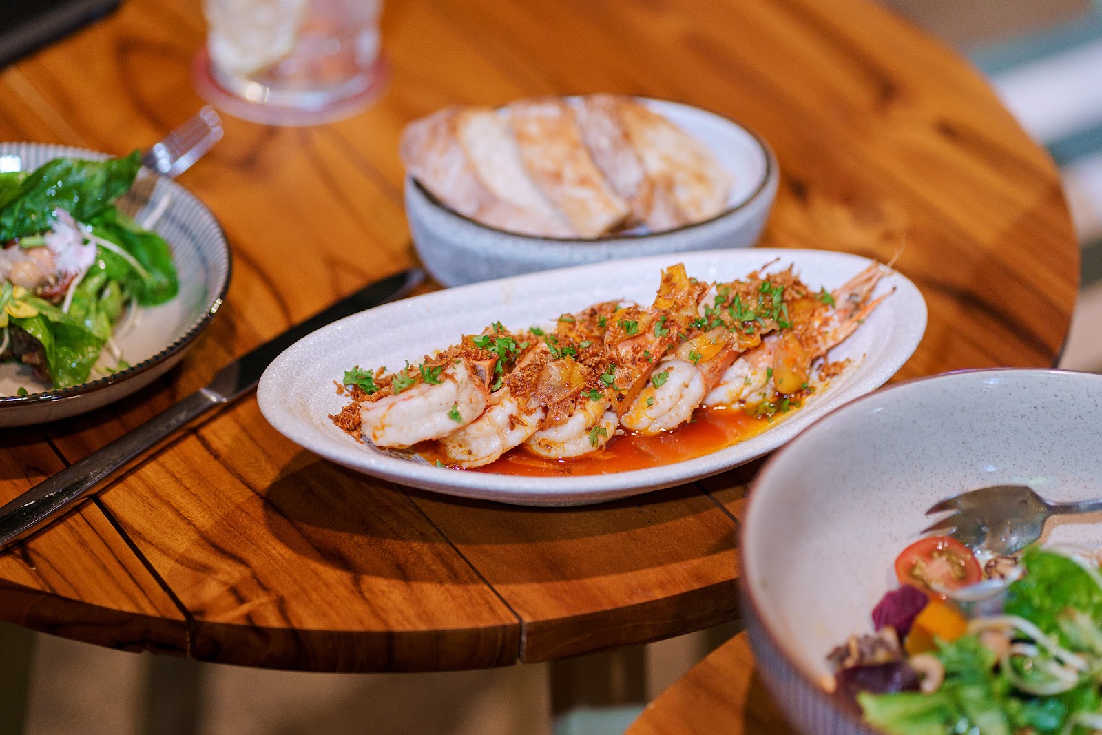 Tôm sốt tỏi dầu ô liu với tỏi phi, ăn kèm salad và bánh mì