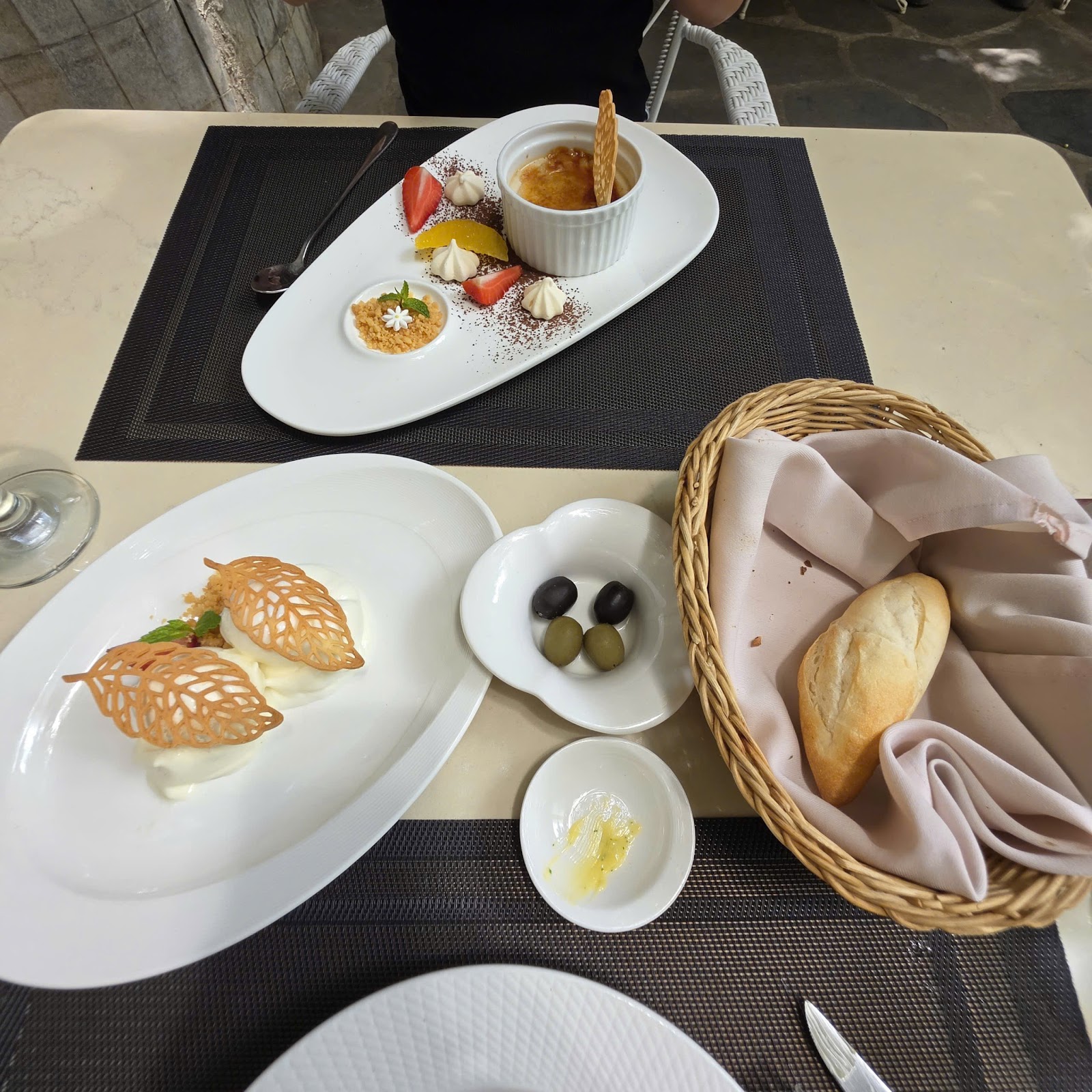Mâm tráng miệng: crème brûlée, bánh tuile lá và bánh mì