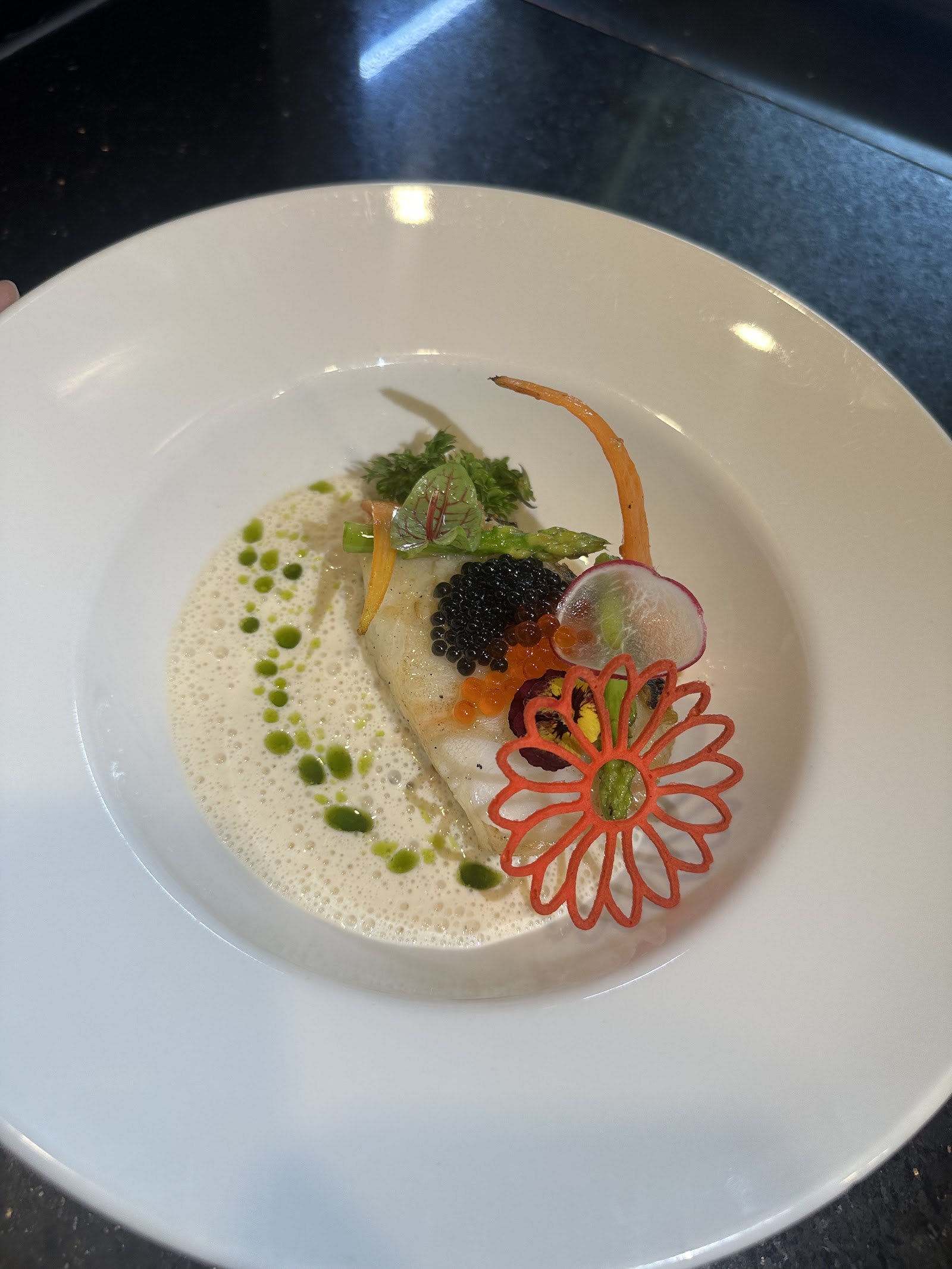 Cá bày đĩa kiểu fine-dining với trứng cá và sốt