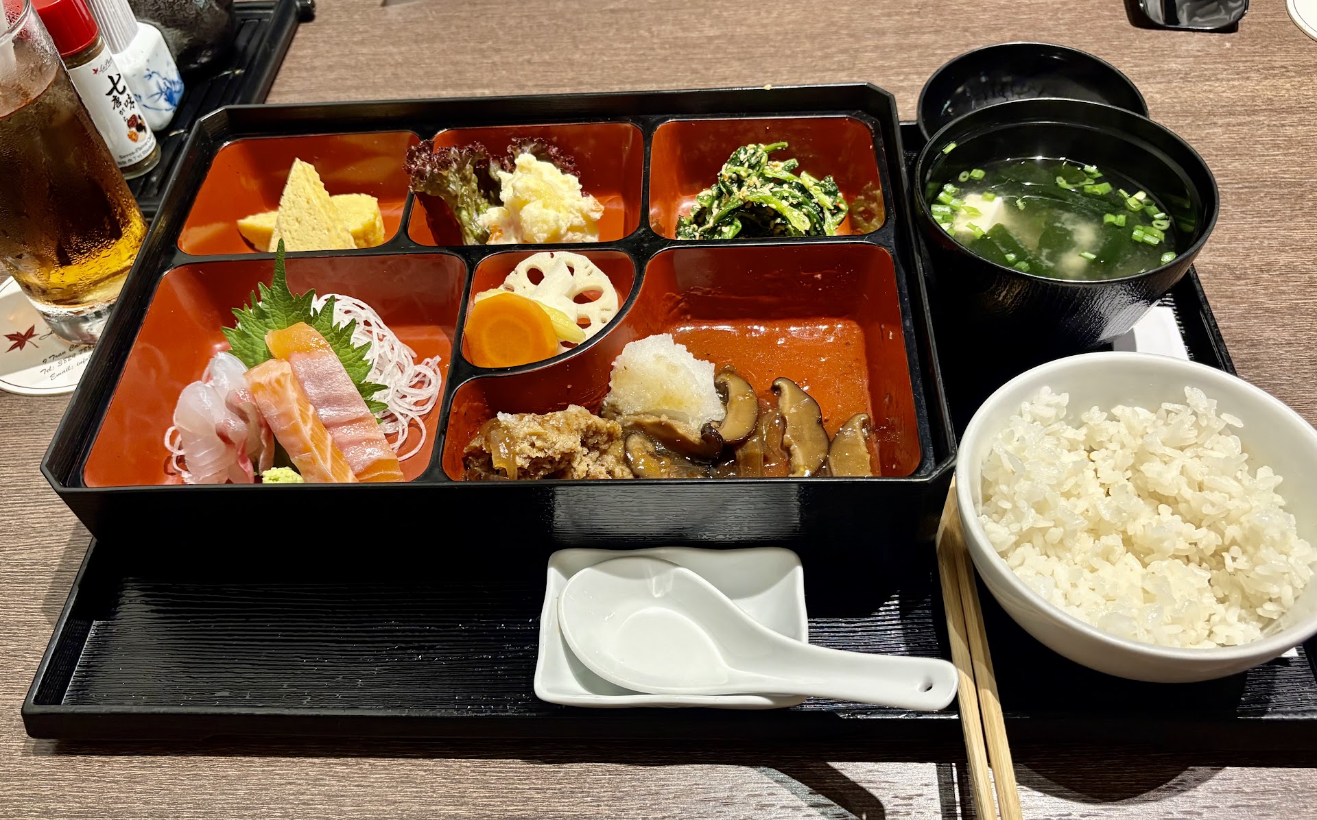 The lunch bento set in red-lacquered boxes