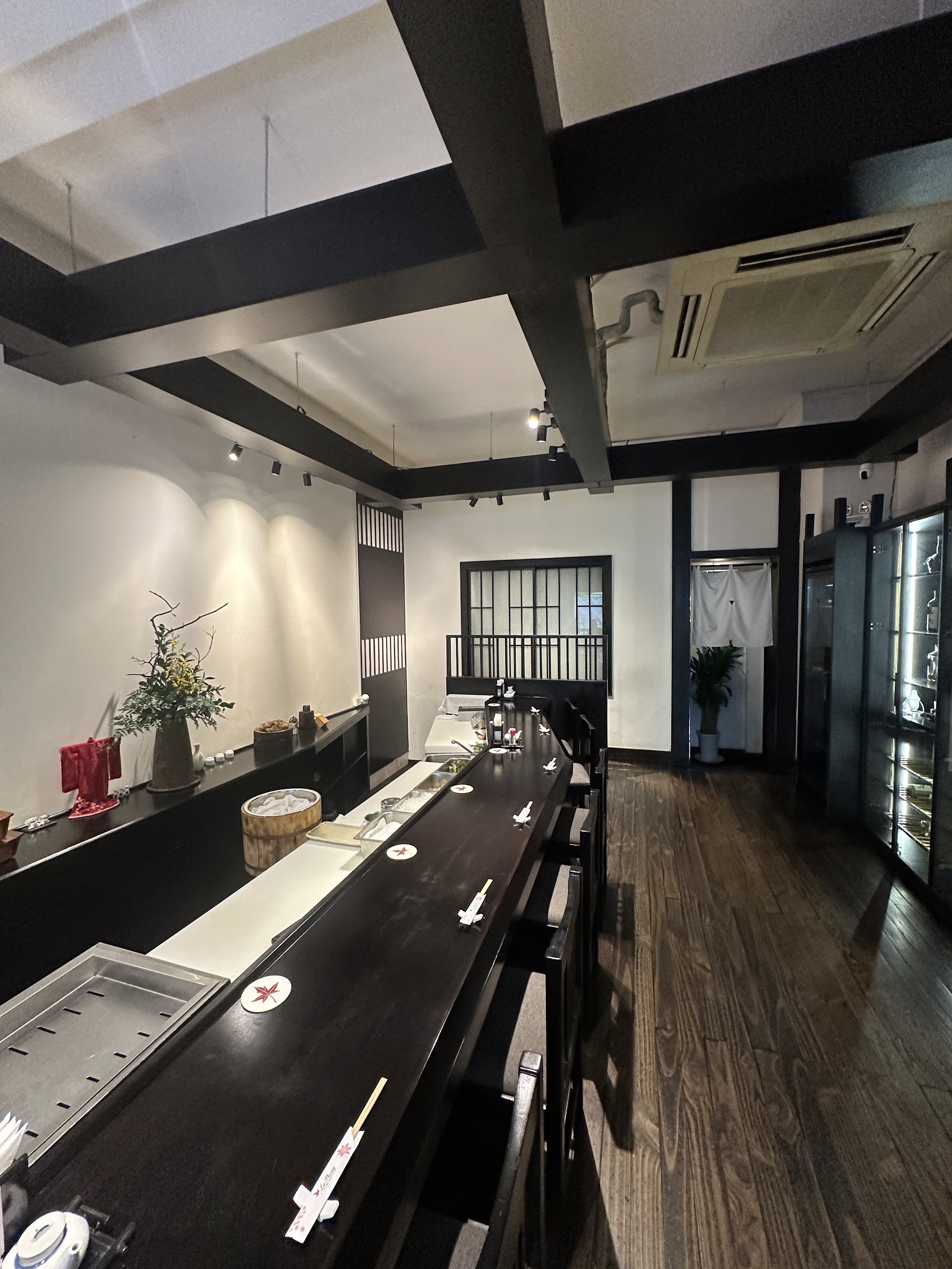 Quầy dài với thẻ lá phong đỏ