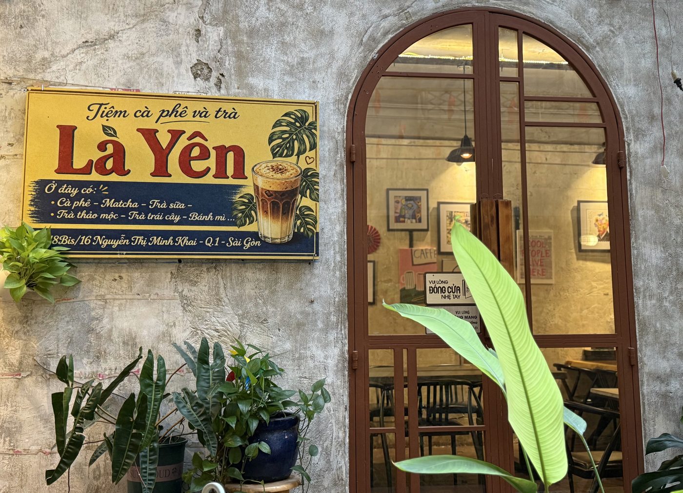 Cửa kính vòm khung nâu mặt tiền với biển LÀ YÊN