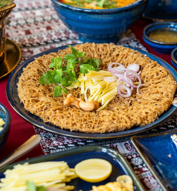 Yam Plaa Dook Foo — cá chiên giòn với gỏi xoài — ảnh của chủ quán