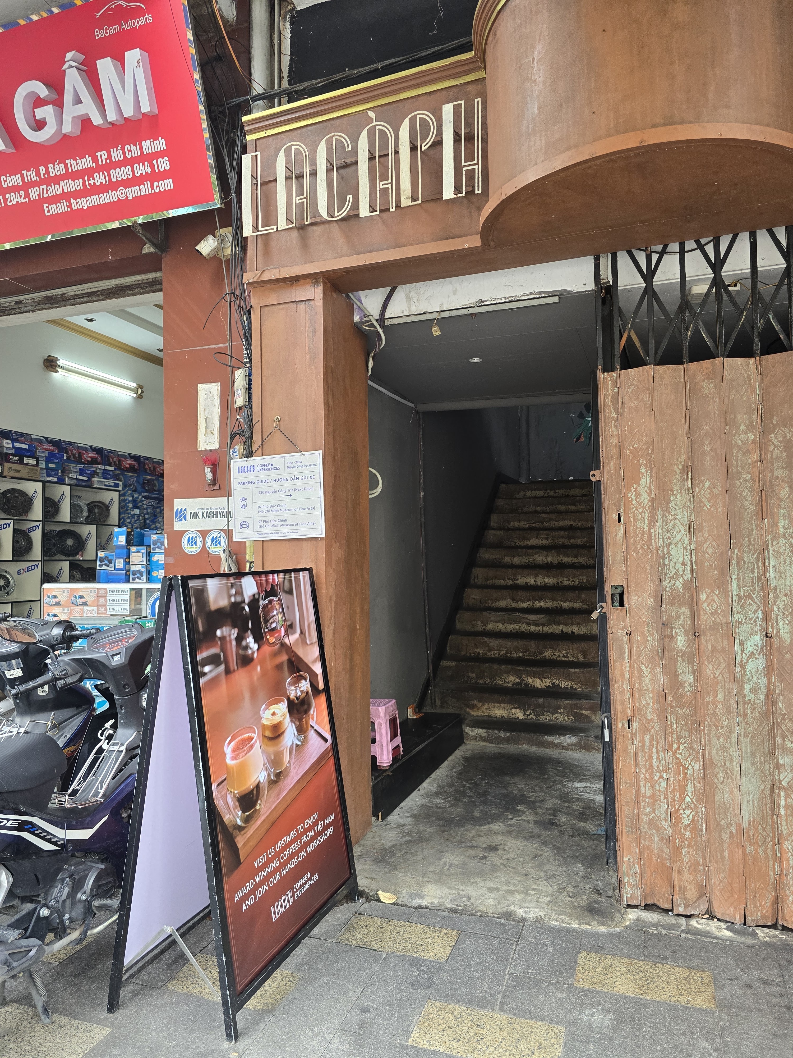 Mặt tiền Lacàph với biển chữ đồng Art-Deco
