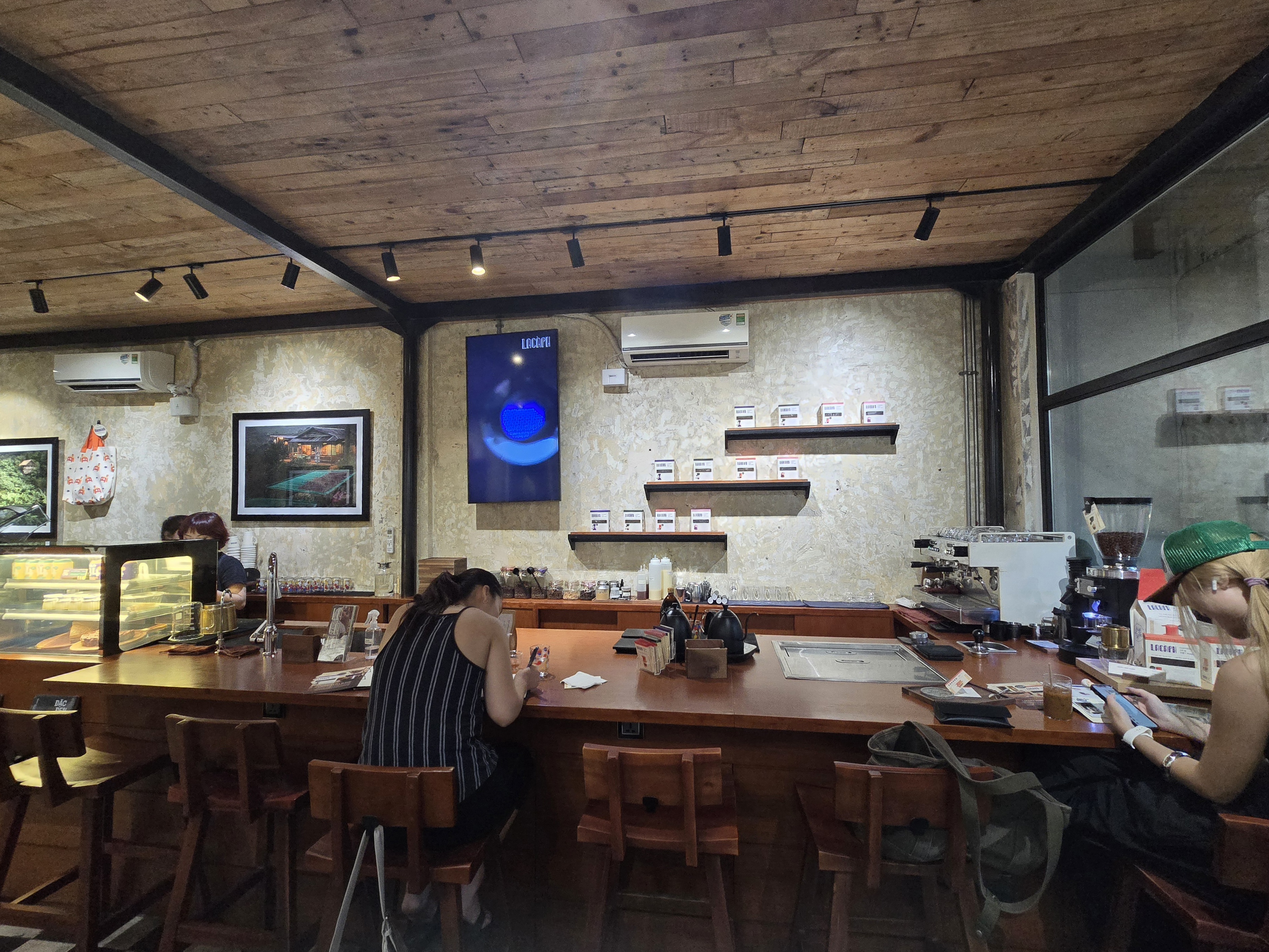 Quầy bar gỗ với tường gạch nung