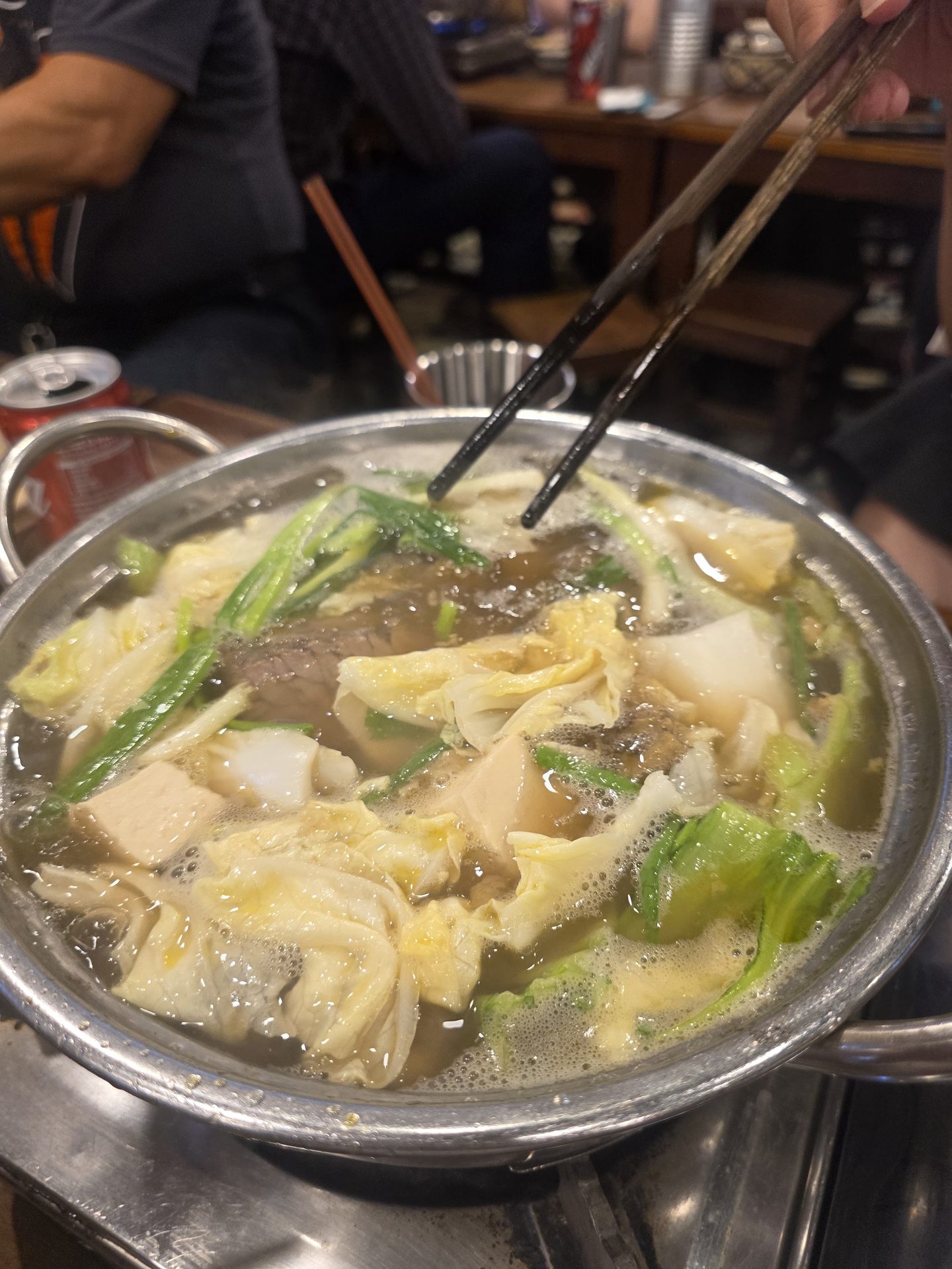Lẩu Bò Nhà Gỗ에서의 함께 식사