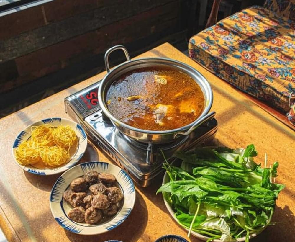 Lẩu Bò Nhà Gỗ의 테이블 스프레드 — 비프볼, 면과 채소