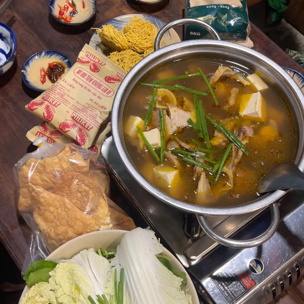 Lẩu Bò Nhà Gỗ의 끓는 쇠고기 냄비