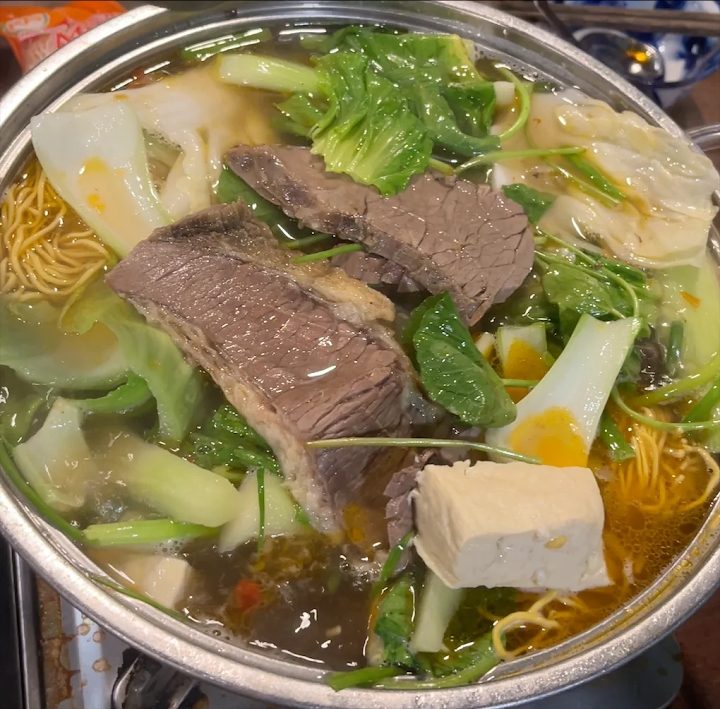 Lẩu Bò Nhà Gỗ 훠궈 속 쇠고기 슬라이스, 두부와 면