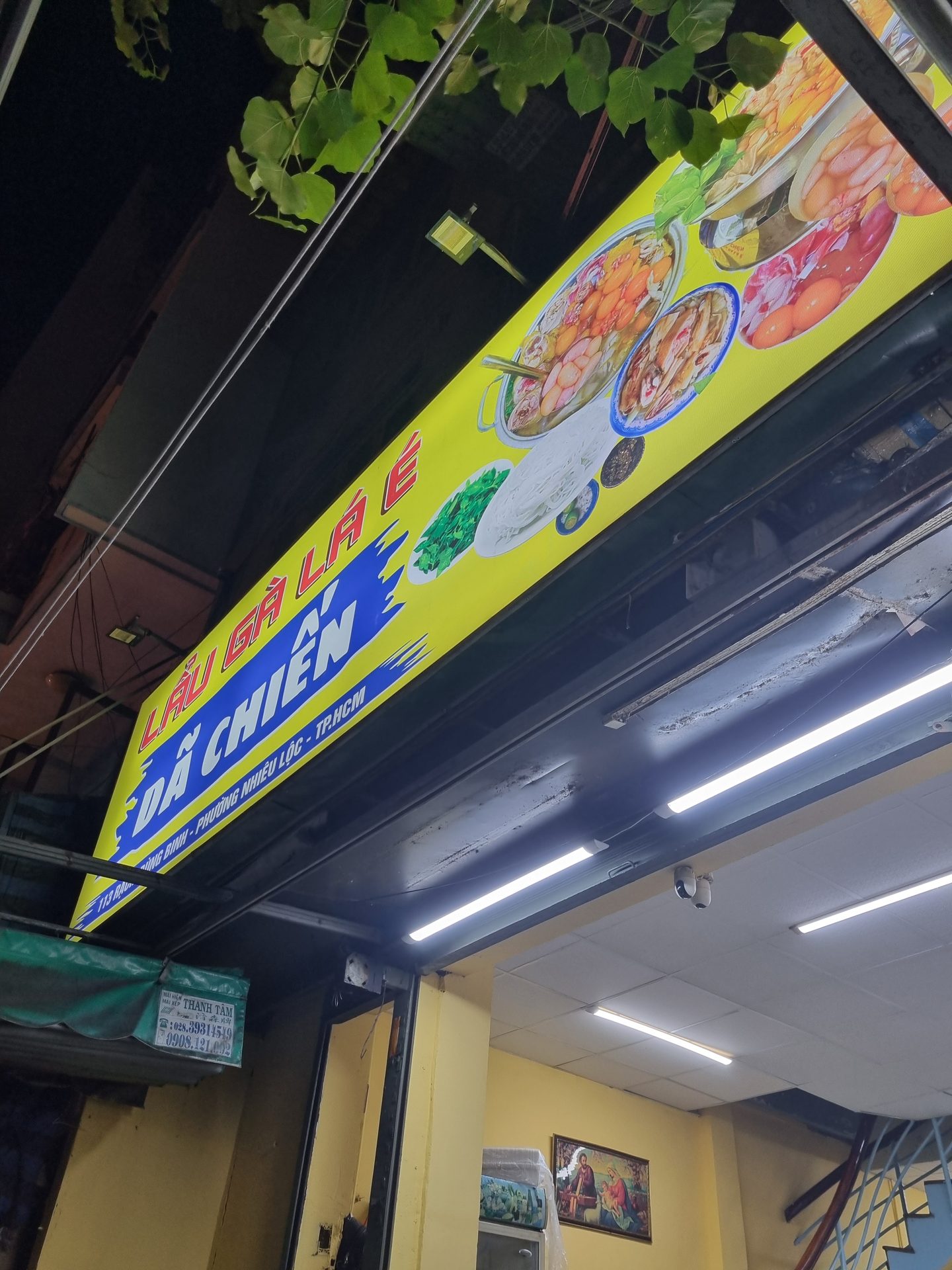 The Lẩu Gà Lá É Dã Chiến storefront