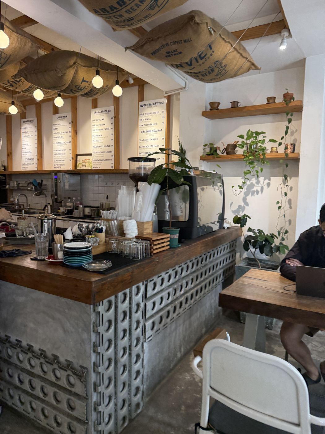 Quầy bar gạch bông gió và mặt gỗ