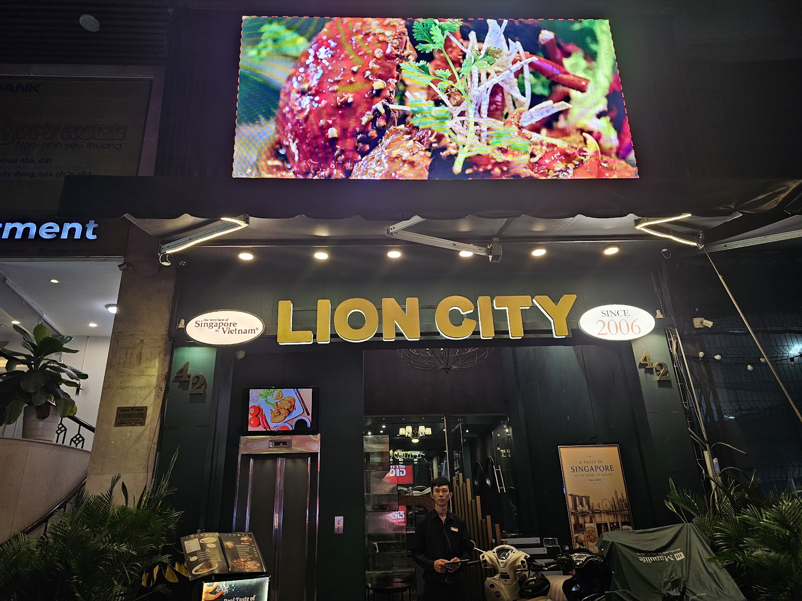 Mặt tiền Lion City về đêm với chữ LION CITY mạ vàng
