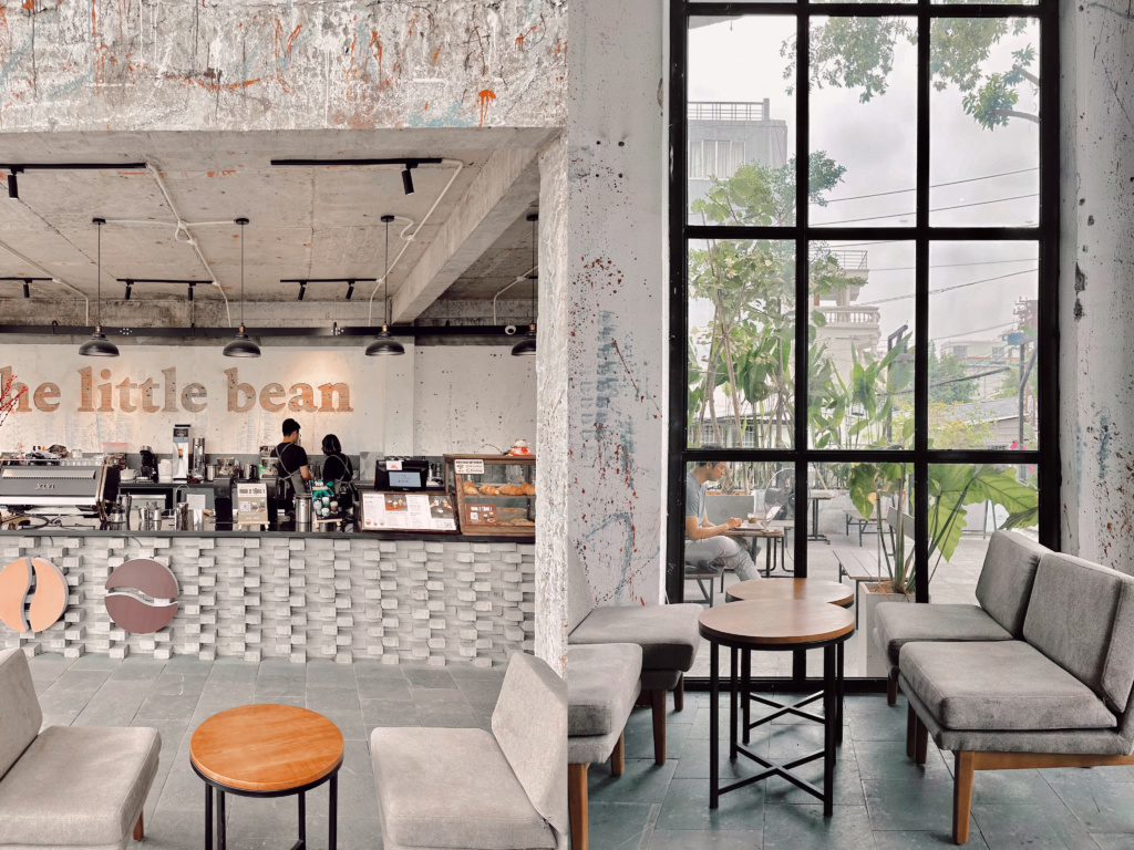 Quầy bar với chữ the little bean
