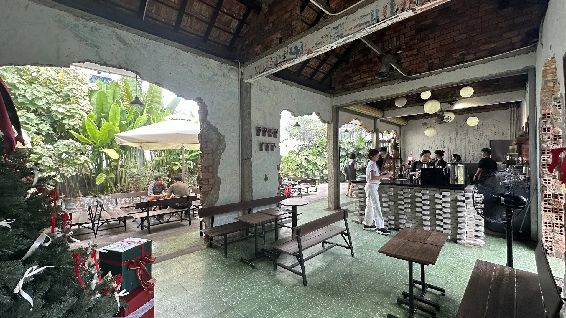 Vòm gạch vỡ và quầy bar