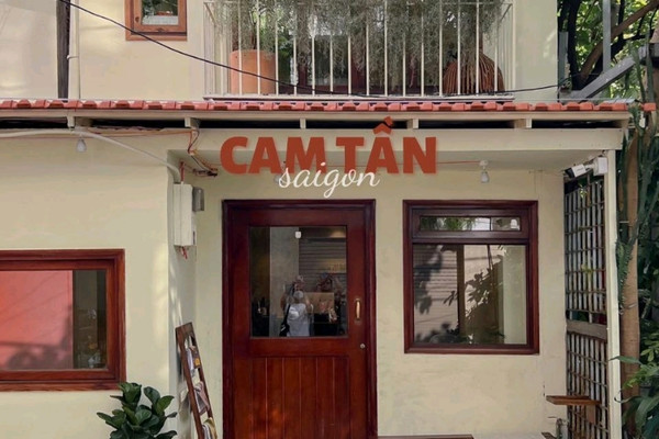 The facade with the "CAM TẦN saigon" sign